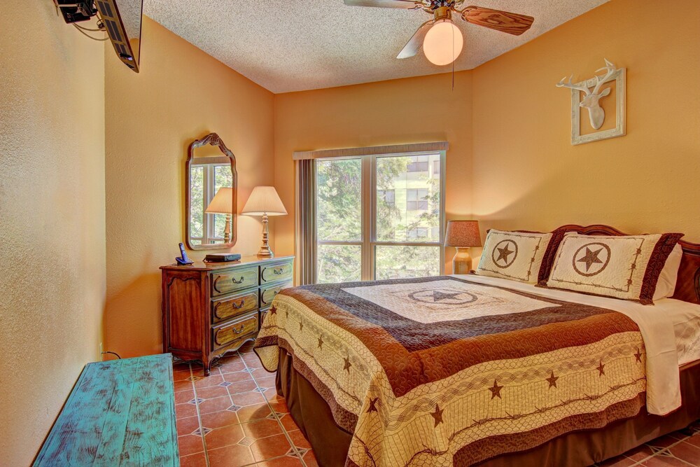 Condo, 2 Bedrooms