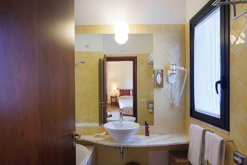 Superior Double Room Single Use - Photo 14