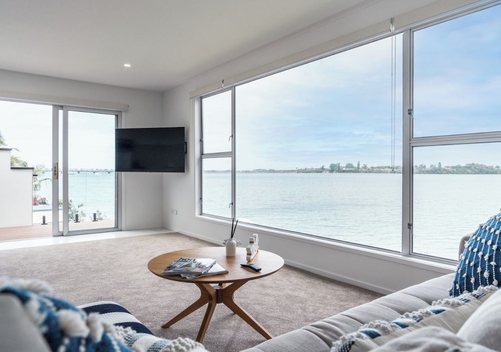King Bed Waterfront Upstairs Apartment