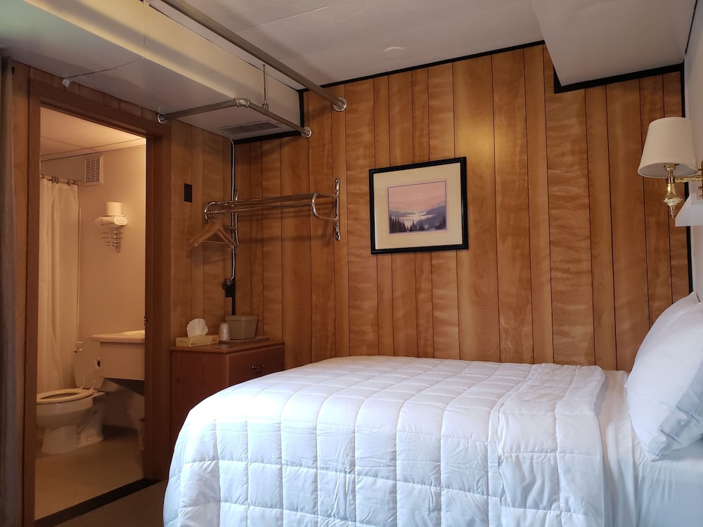 Standard Suite, Multiple Beds, Non Smoking, Private Bathroom photo 2