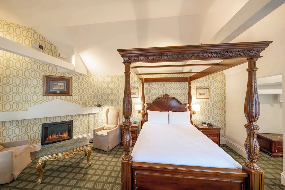 Standard Room, 1 Queen Bed, Non Smoking, Fireplace (2nd Floor;Four Poster Bed)
