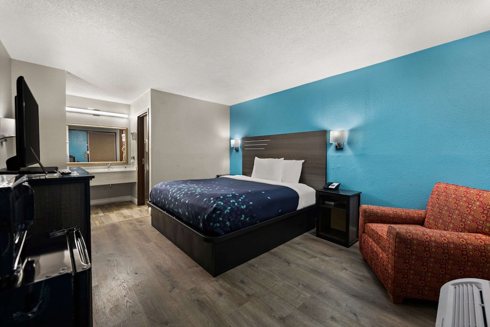 Standard Room, 1 King Bed, Smoking - Photo 2