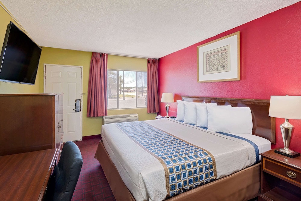 Room, 1 King Bed, Smoking photo 3