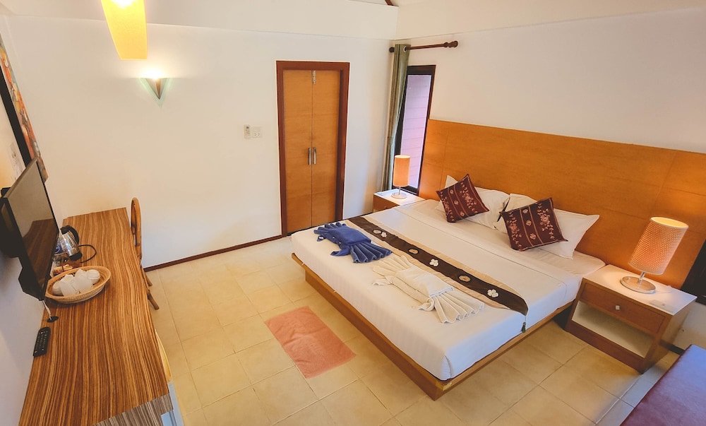 Deluxe Room, Pool View photo 3