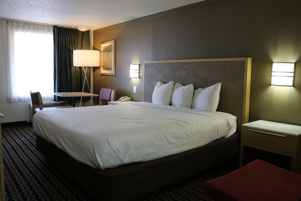 Room, 1 King Bed, Non Smoking (Upgrade) photo 1