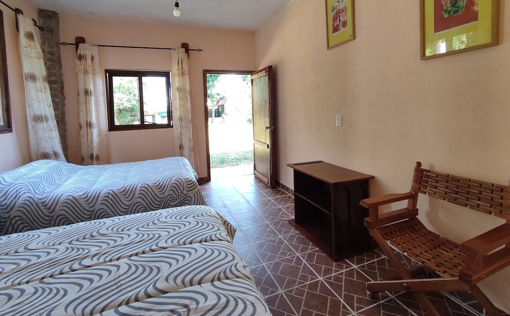 Economy Room, Multiple Beds, Ensuite photo 1