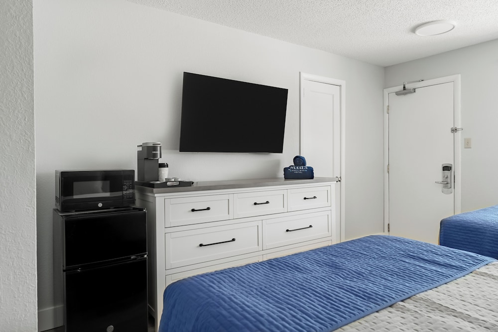 COURTYARD room, 2 Full XL Beds, Across the street from the Beach photo 3