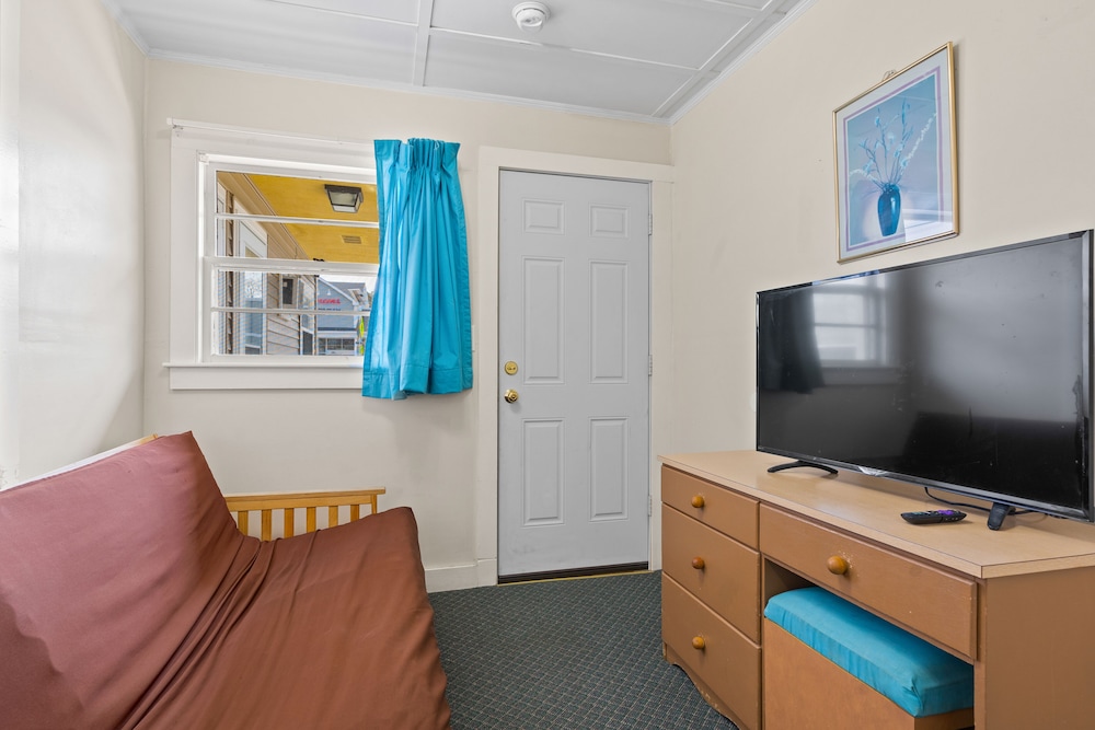 2 Bedroom Suite with Kitchenette (1 Double Bed, 1 Futon) photo 3