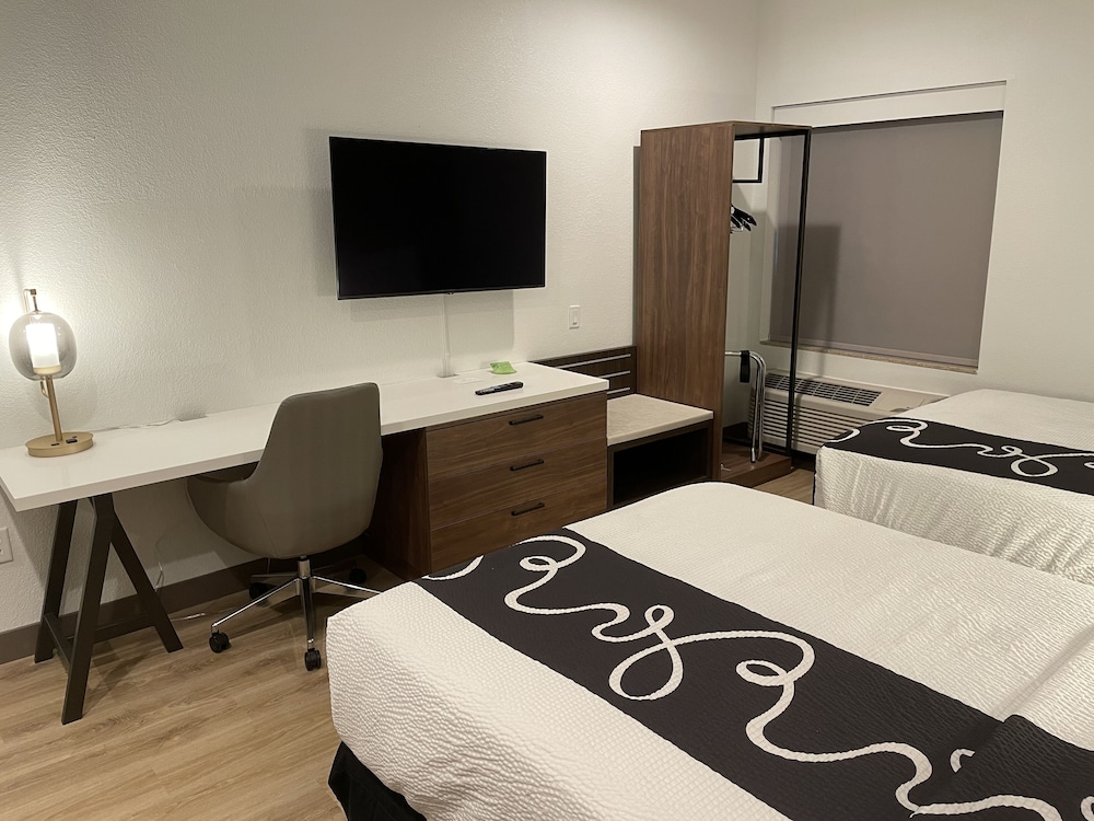 Room, 2 Double Beds - Photo 5