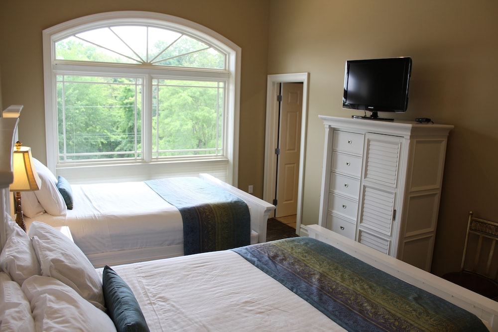 Luxury Condo, Multiple Beds, River View photo 2