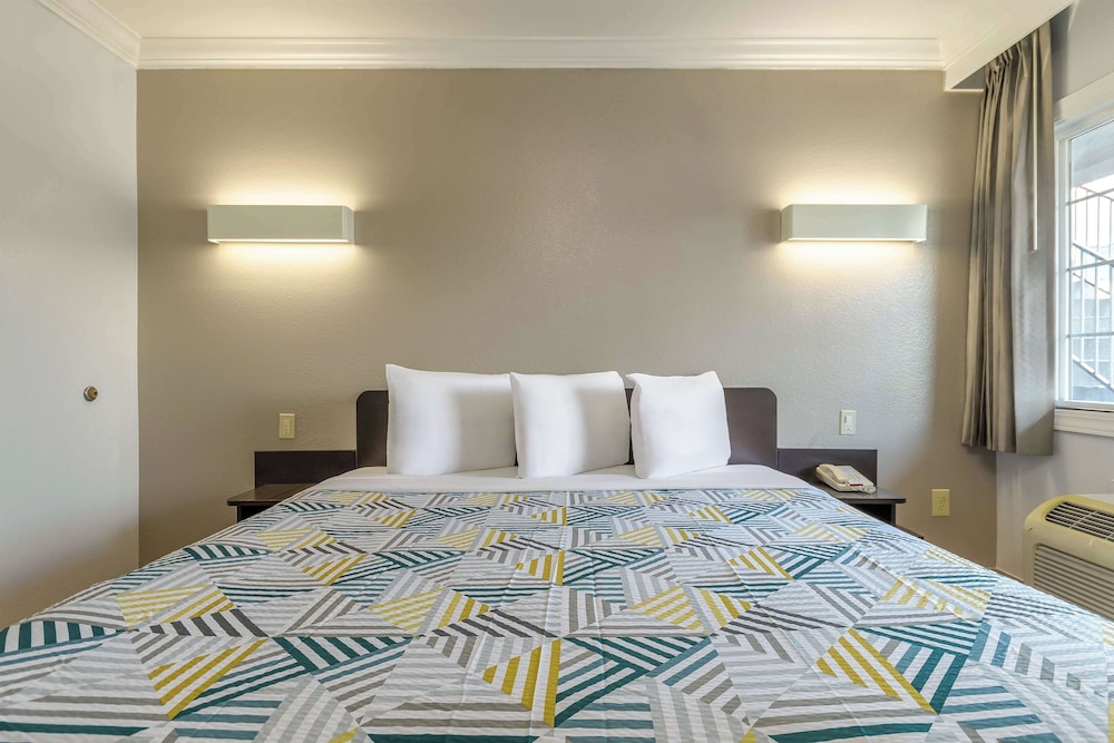 Standard Room, 1 King Bed, Non Smoking photo 2