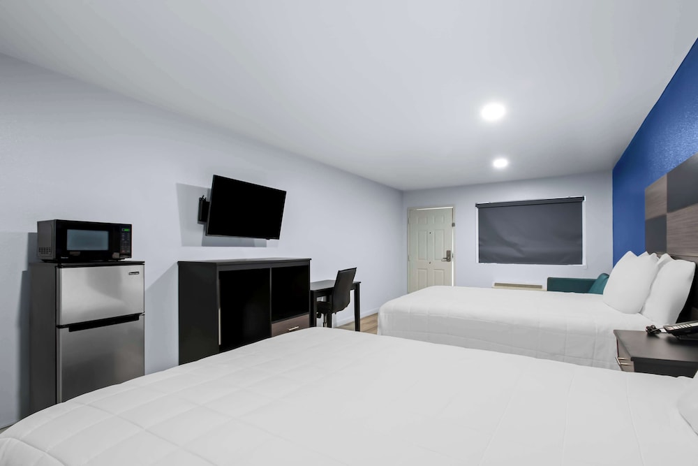 Deluxe Suite, Non Smoking (3 Queen Beds) - Photo 1