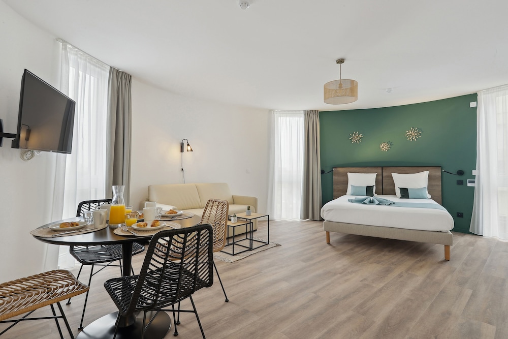Executive Suite, 1 Double Bed with Sofa bed - Photo 1