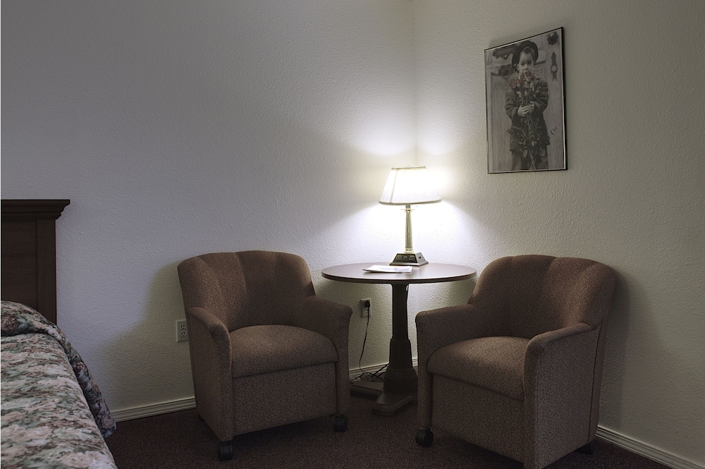 Triple Queen Room with Refrigerator and Microwave photo 2