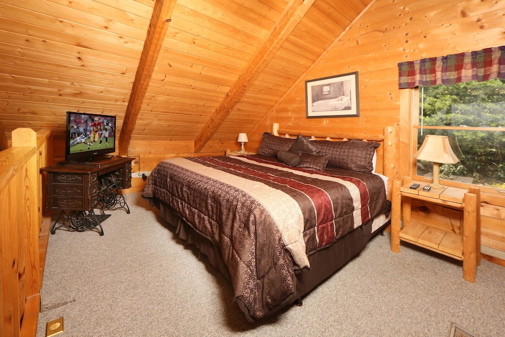 Cabin, Multiple Beds, Hot Tub, Mountain View photo 1