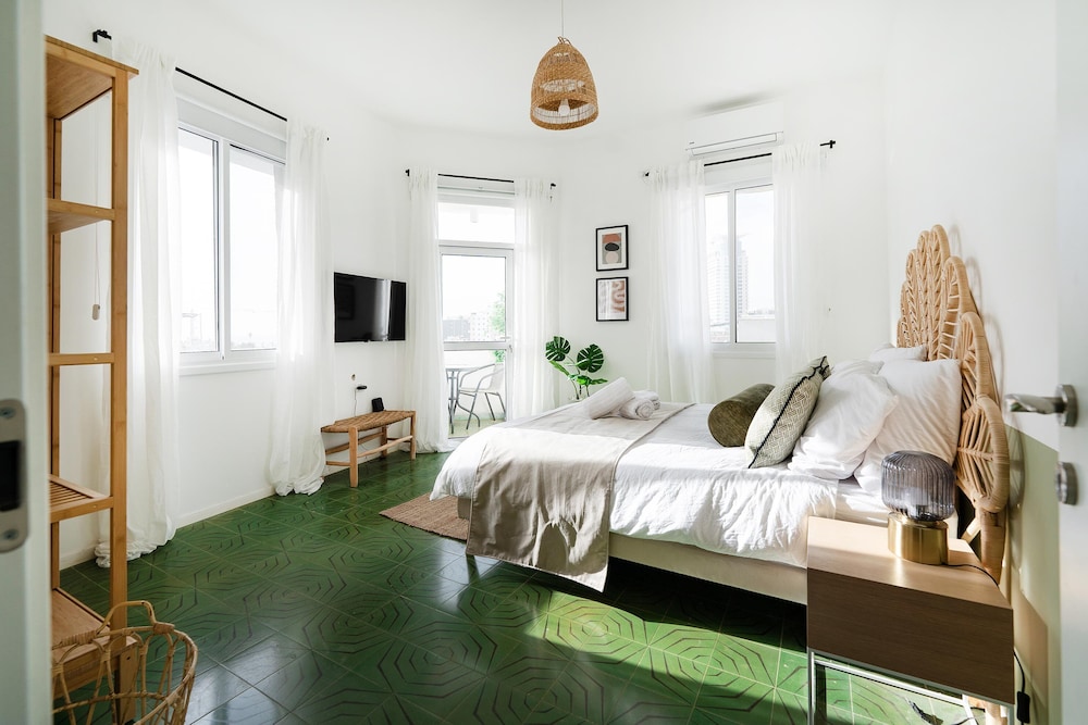 Carmel Beach House 3BR w/ Roof deck 201