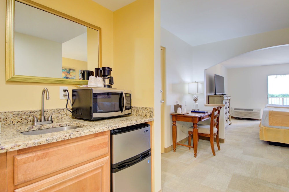 Suite (Water View) photo 3