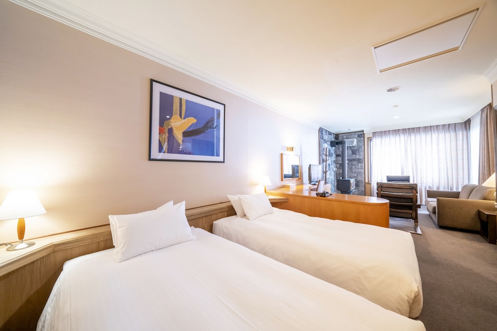 Junior Suite, Non Smoking (4 Single Beds and 1 Sofa Bed) - Photo 5