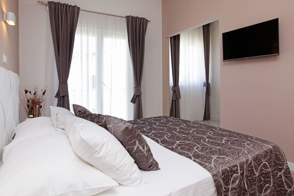 Superior Double Room, Balcony, Partial Sea View