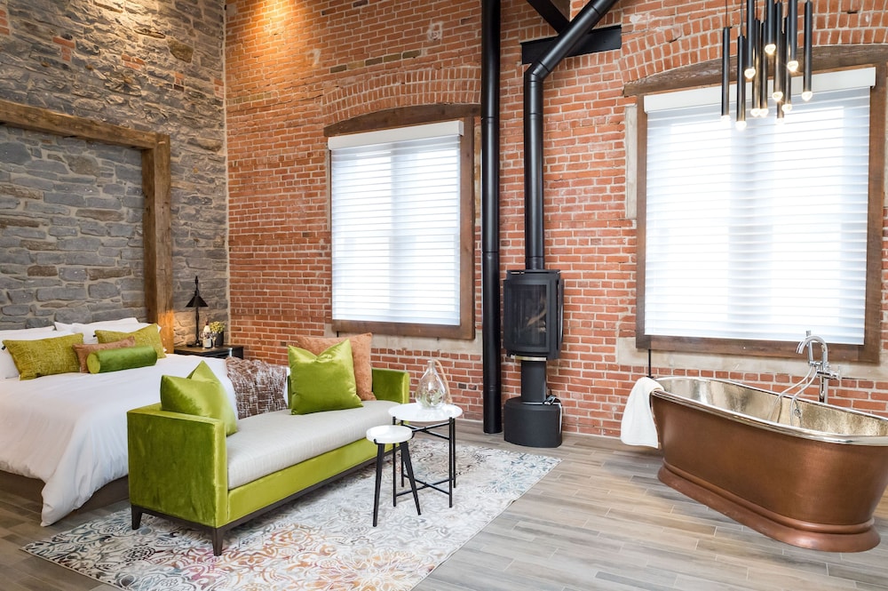 The Holt Suite