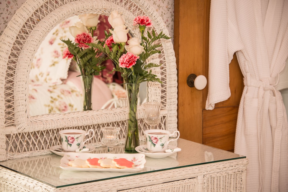 Romantic Double Room, 1 Queen Bed, Private Bathroom, Garden View photo 3
