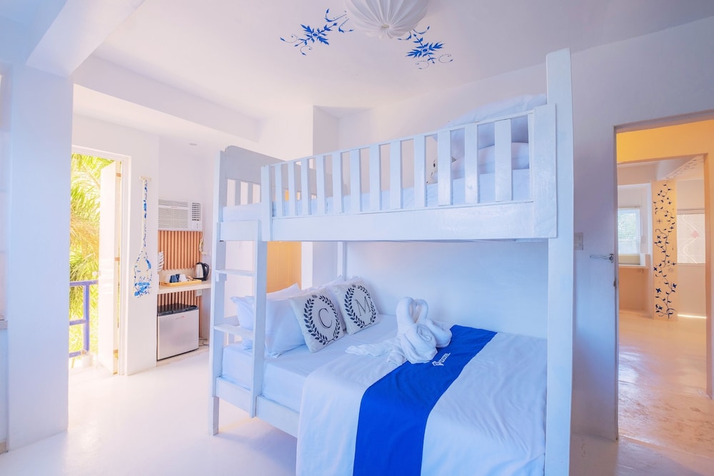 Premier Quadruple Room - Photo 22