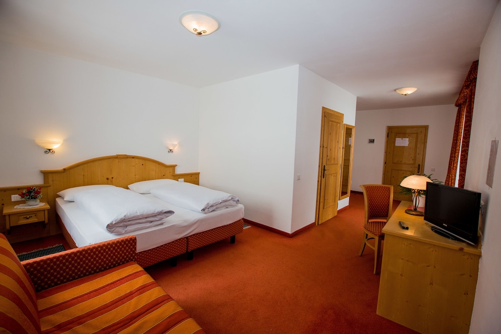Standard Triple Room, Multiple Beds photo 2