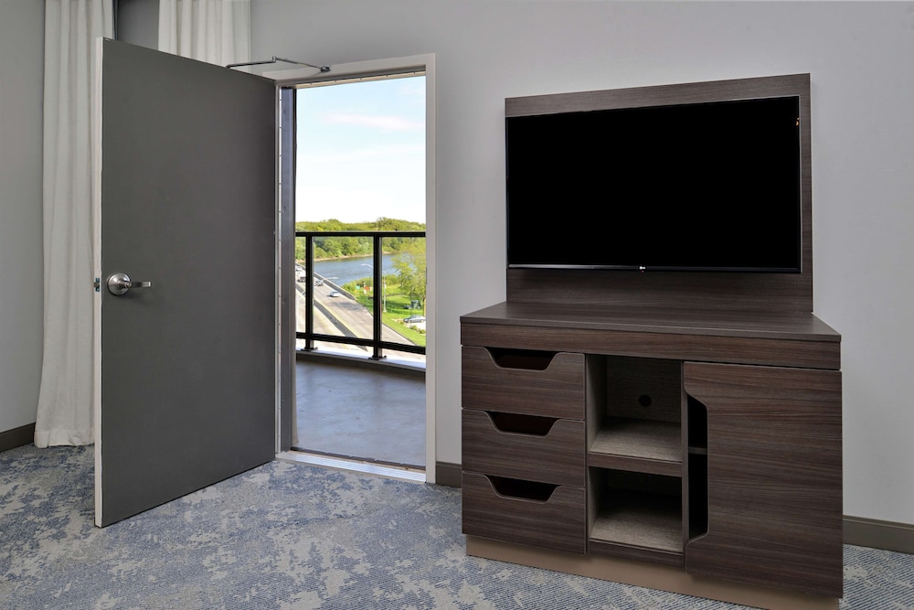 Suite, 1 King Bed, Accessible (Mobility & Hearing, Roll-in Shower) - Photo 6