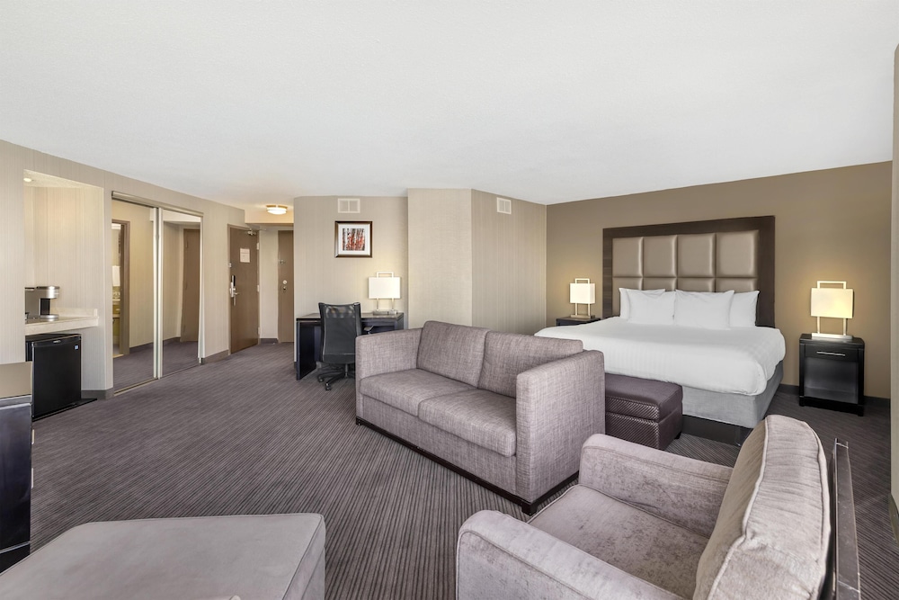 Suite, 1 King Bed, Refrigerator & Microwave, Corner - Photo 4