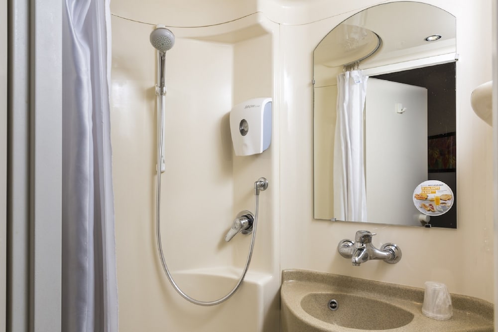 Standard Room, Multiple Beds - Photo 5