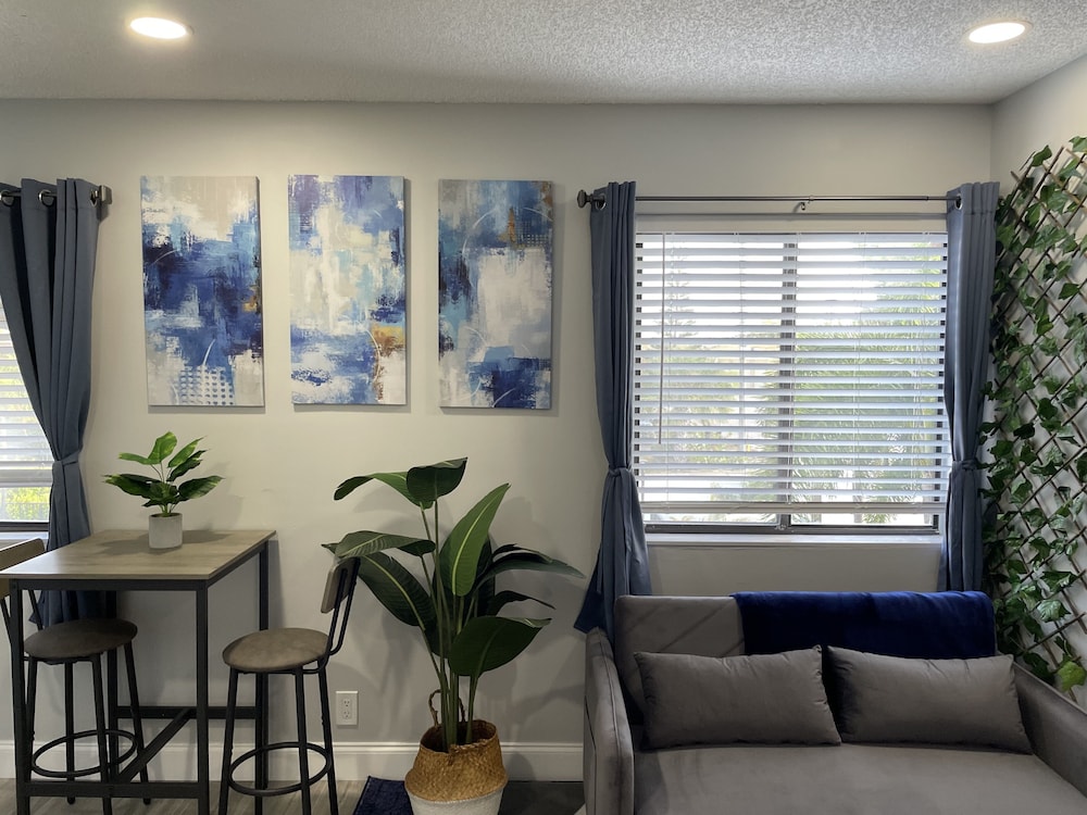 Premier Single Room, 1 King Bed with Sofa bed, Pool View photo 2