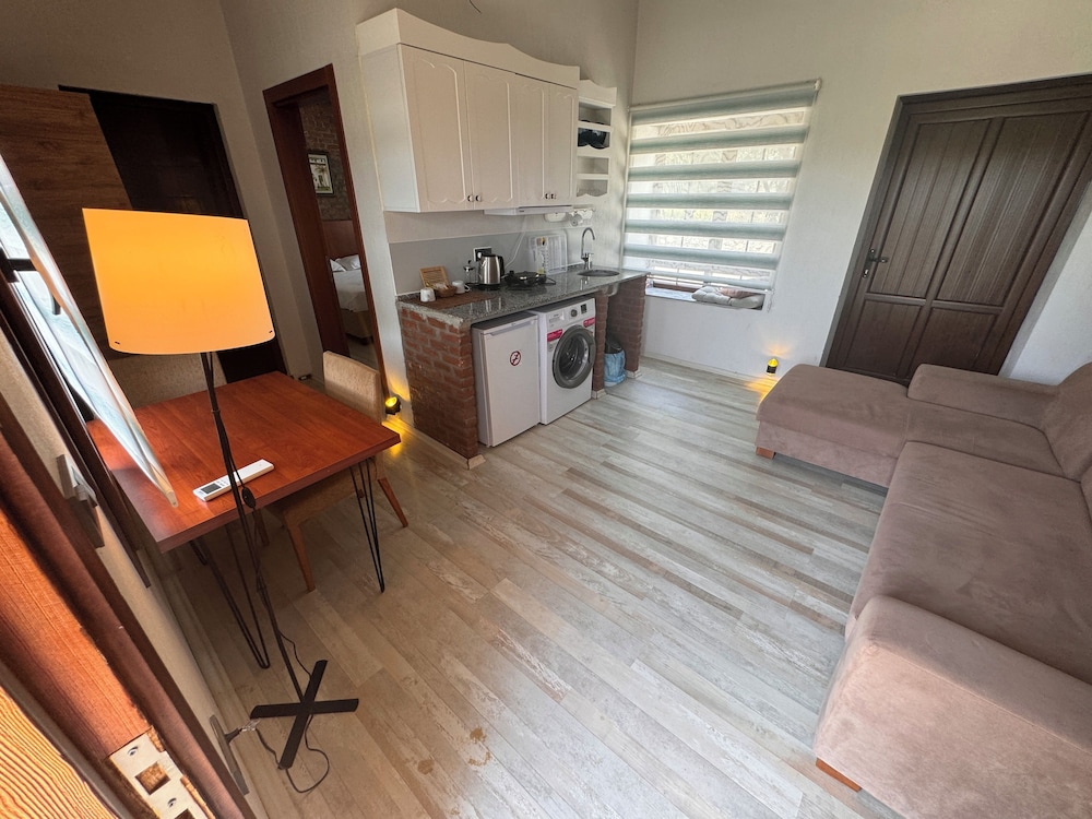Basic Condo photo 1