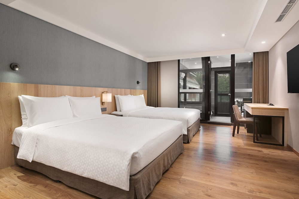 Deluxe Room, 2 Double Beds, City View
