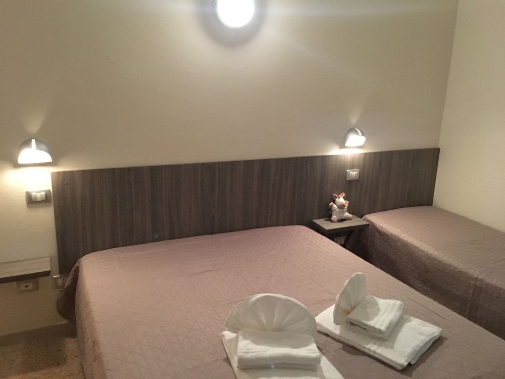 Triple Room, Multiple Beds