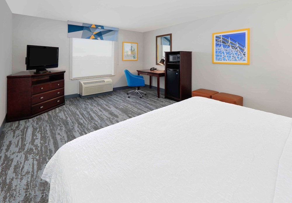 Standard, One King Bed, Non-Smoking - Photo 1