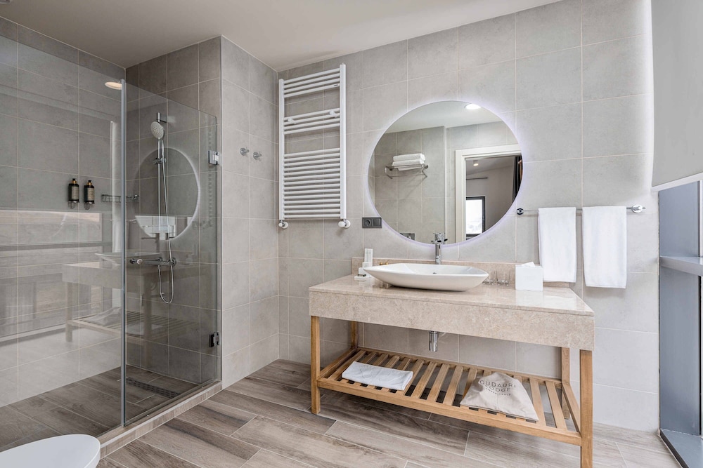 Suite - Photo 5