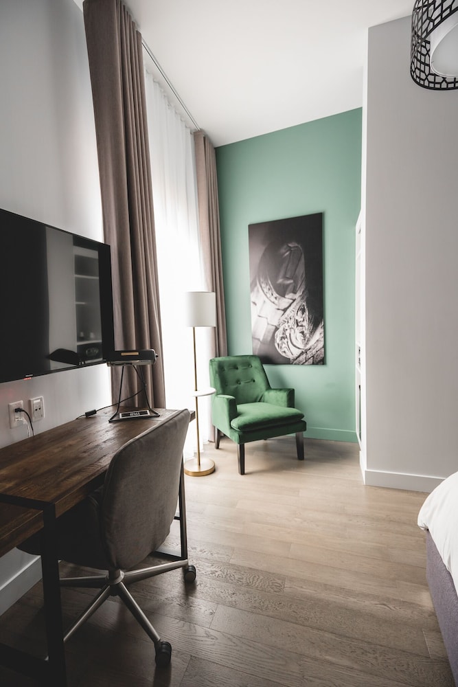 Standard Room, 1 Queen Bed photo 3
