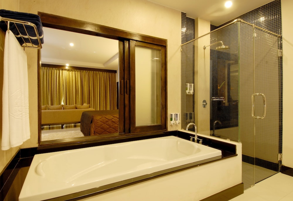Grand Deluxe Pool View - Photo 3