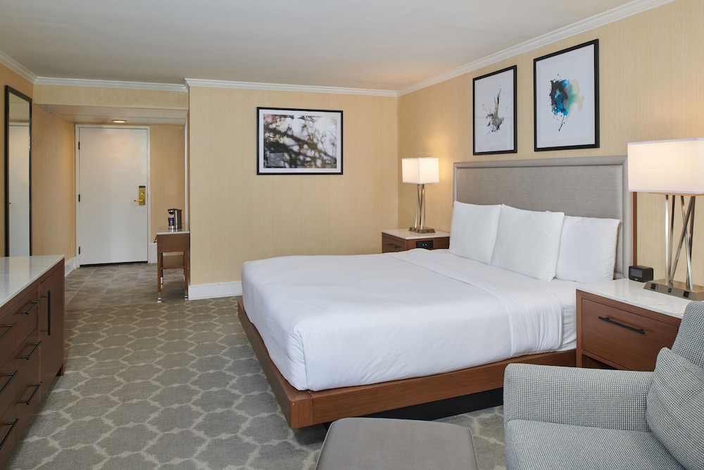 Room, 1 King Bed, Accessible (Hearing) - Photo 3