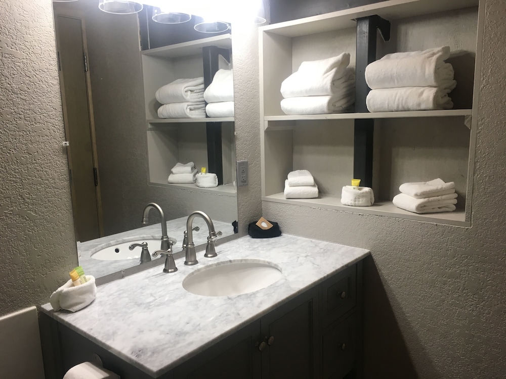 Standard Double Room, No Window - Photo 10
