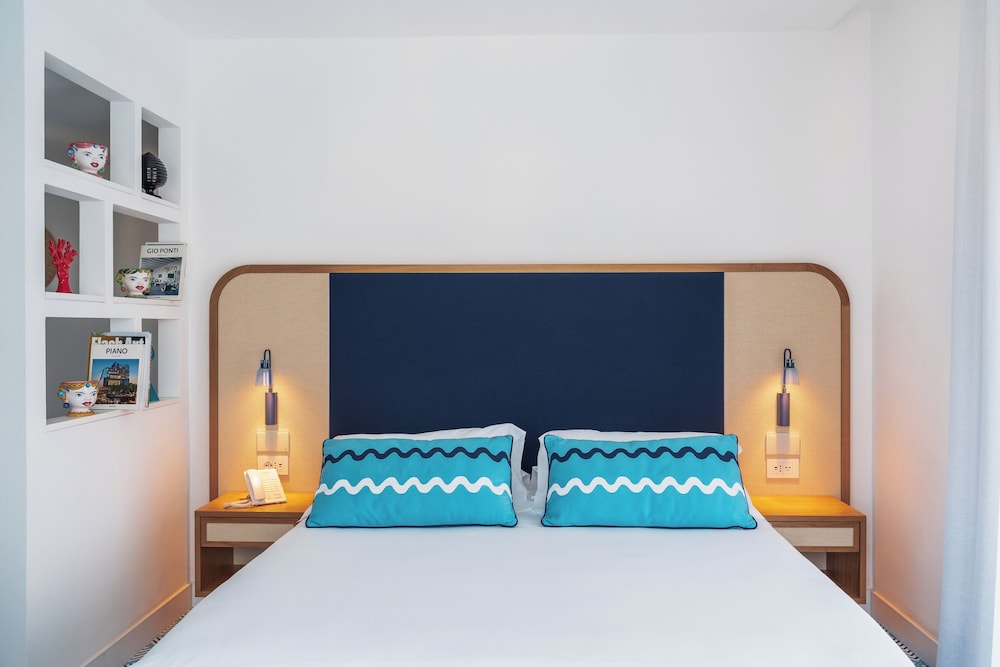 Deluxe Room - Photo 2