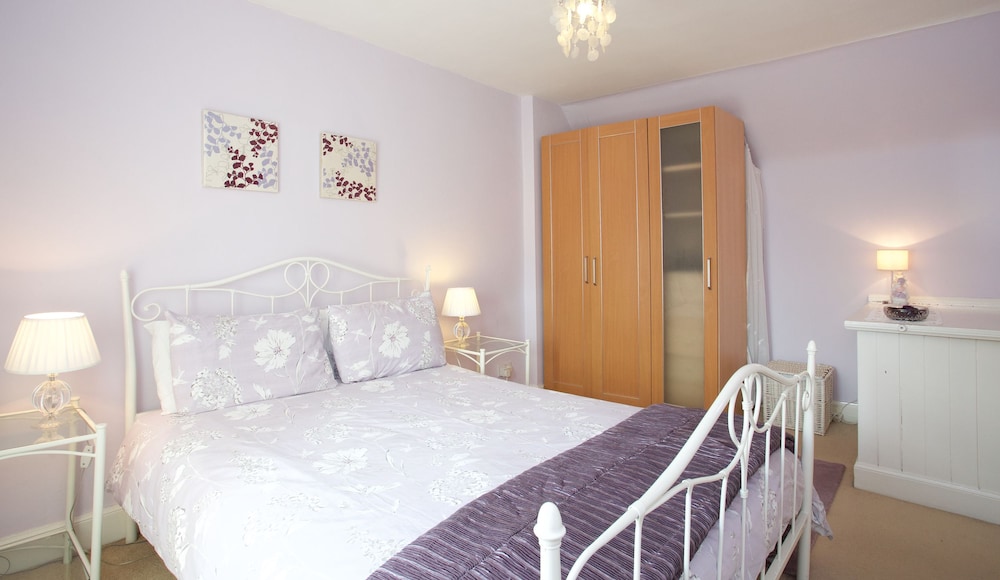 House, 2 Bedrooms photo 1