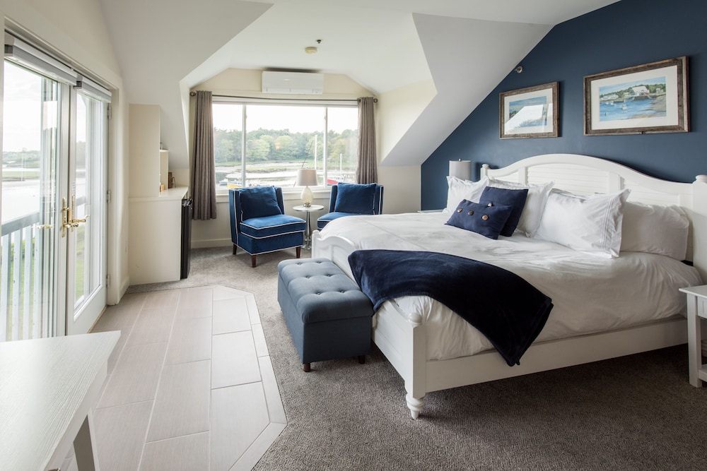 Portside King Third Floor Corner Water View