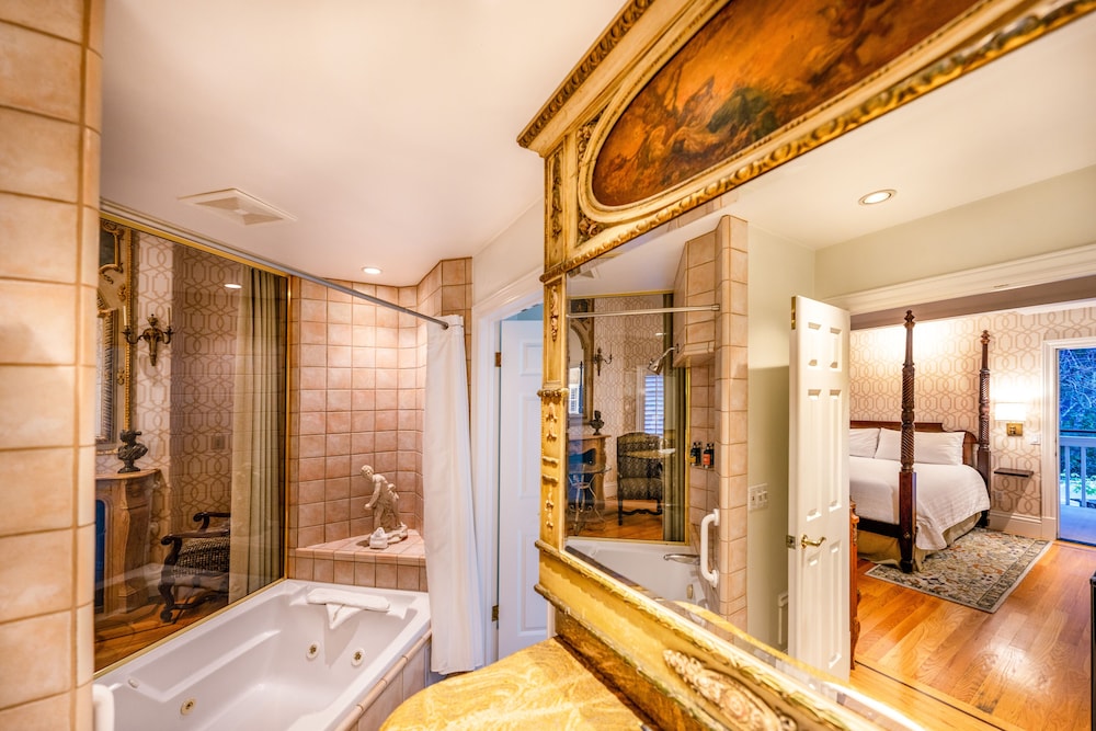 Signature Suite, 1 King Bed, Balcony - Photo 16