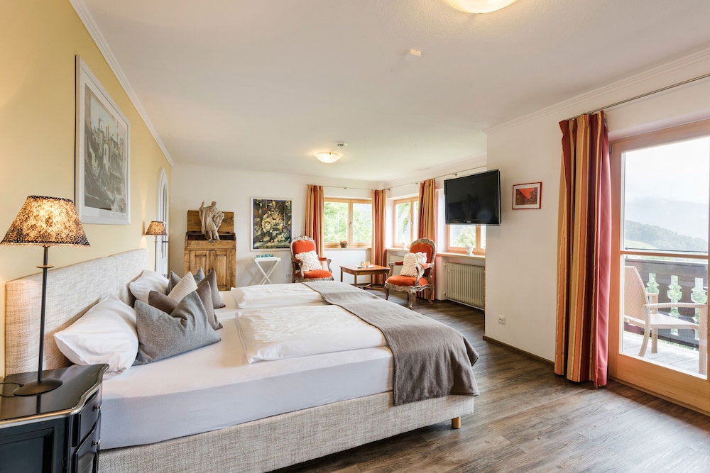 Senior Suite, 1 Bedroom, Balcony, Lake View photo 1