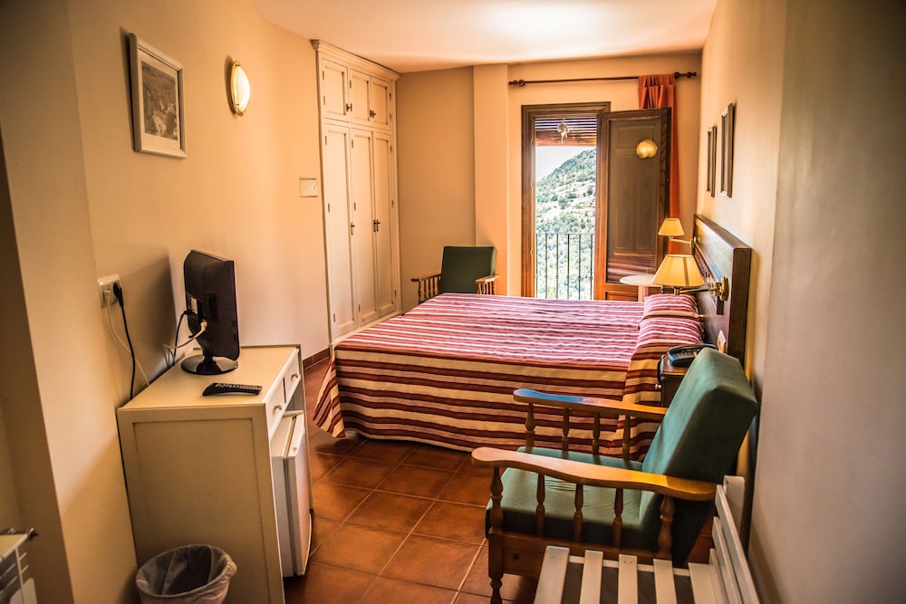 Economy Double Room, 2 Twin Beds photo 3