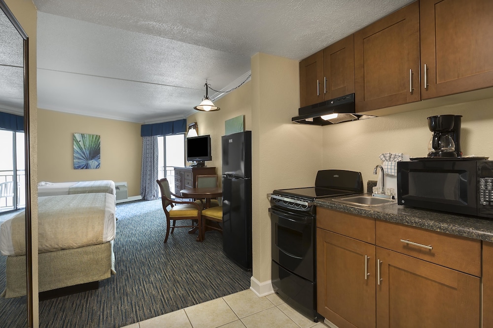 Lowrise Room, Partial Ocean View, 2 Queen Beds with Balcony, Stair Access Only photo 2
