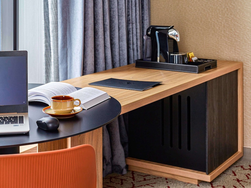 Junior Suite, 1 King Bed (Executive Lounge access) - Photo 6