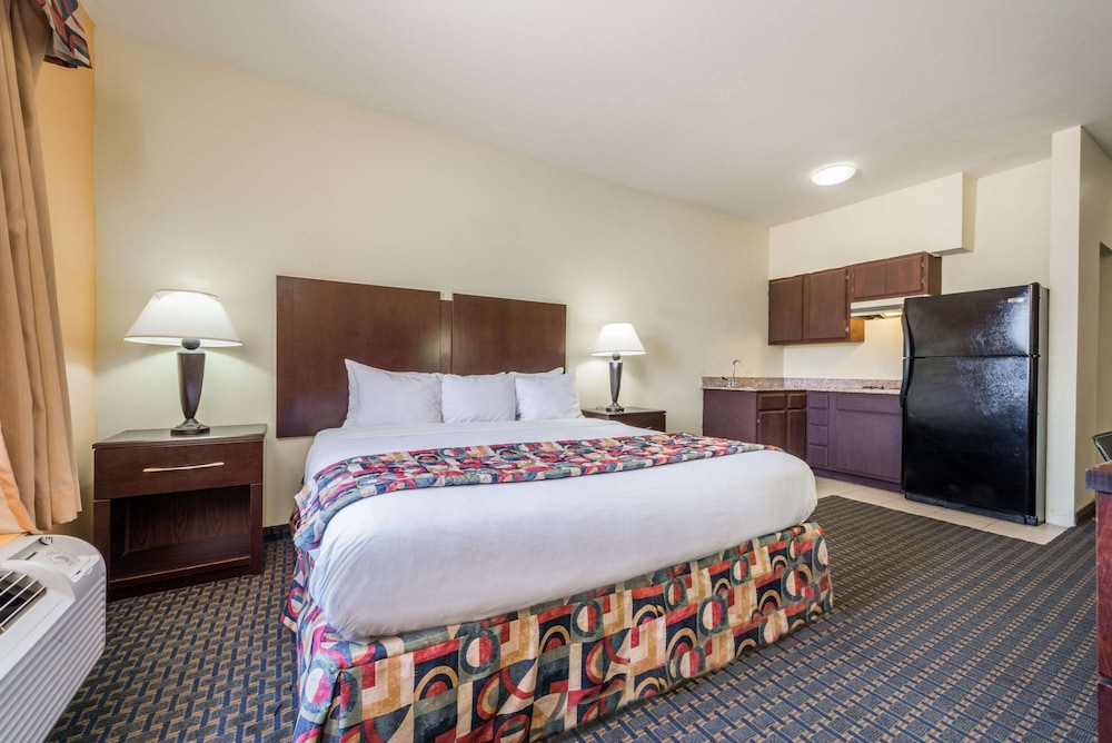 Basic Room, 1 King Bed, Non Smoking, Kitchenette photo 1