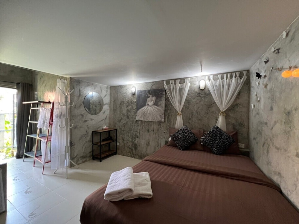 Deluxe Room, 1 Queen Bed - Photo 11